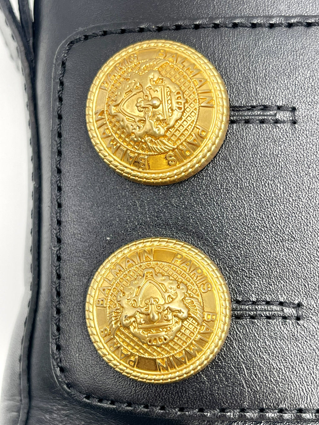 Balmain – Bottines Ranger Army en cuir – Noir – détail boutons écusson Balmain Paris