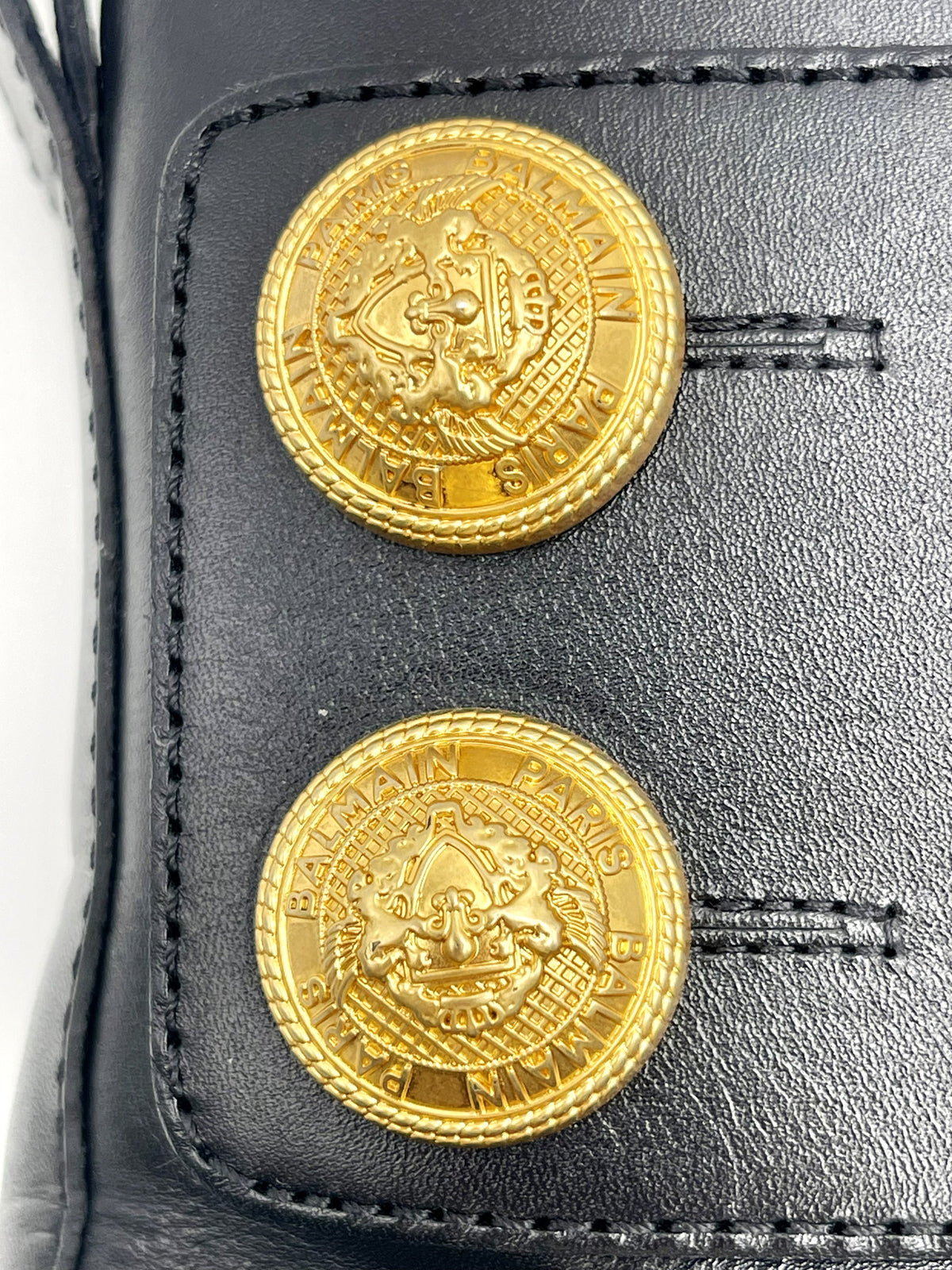 Balmain – Bottines Ranger Army en cuir – Noir – détail boutons écusson Balmain Paris