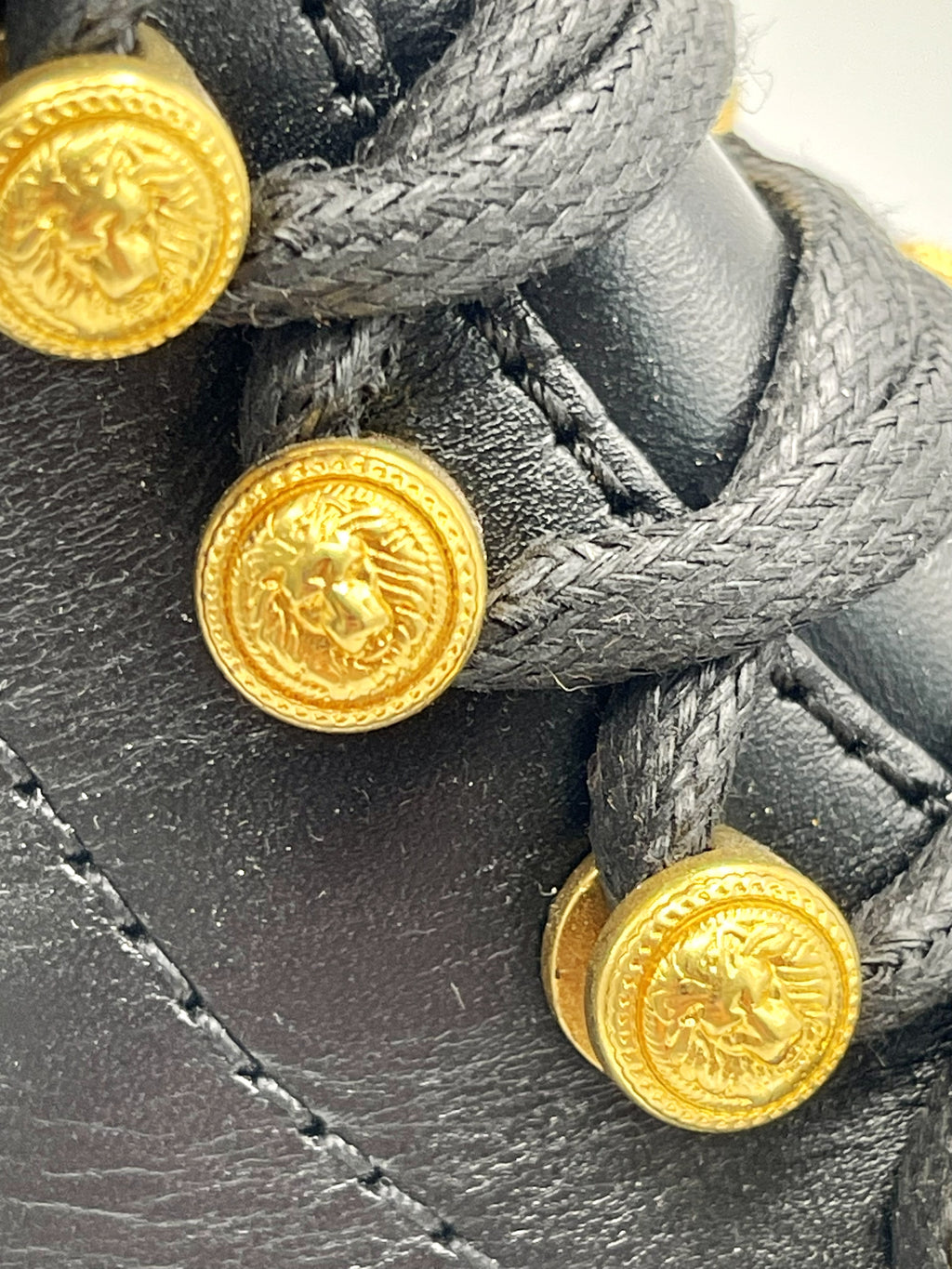 Balmain – Bottines Ranger Army en cuir – Noir – détail passants de laçage têtes de lion