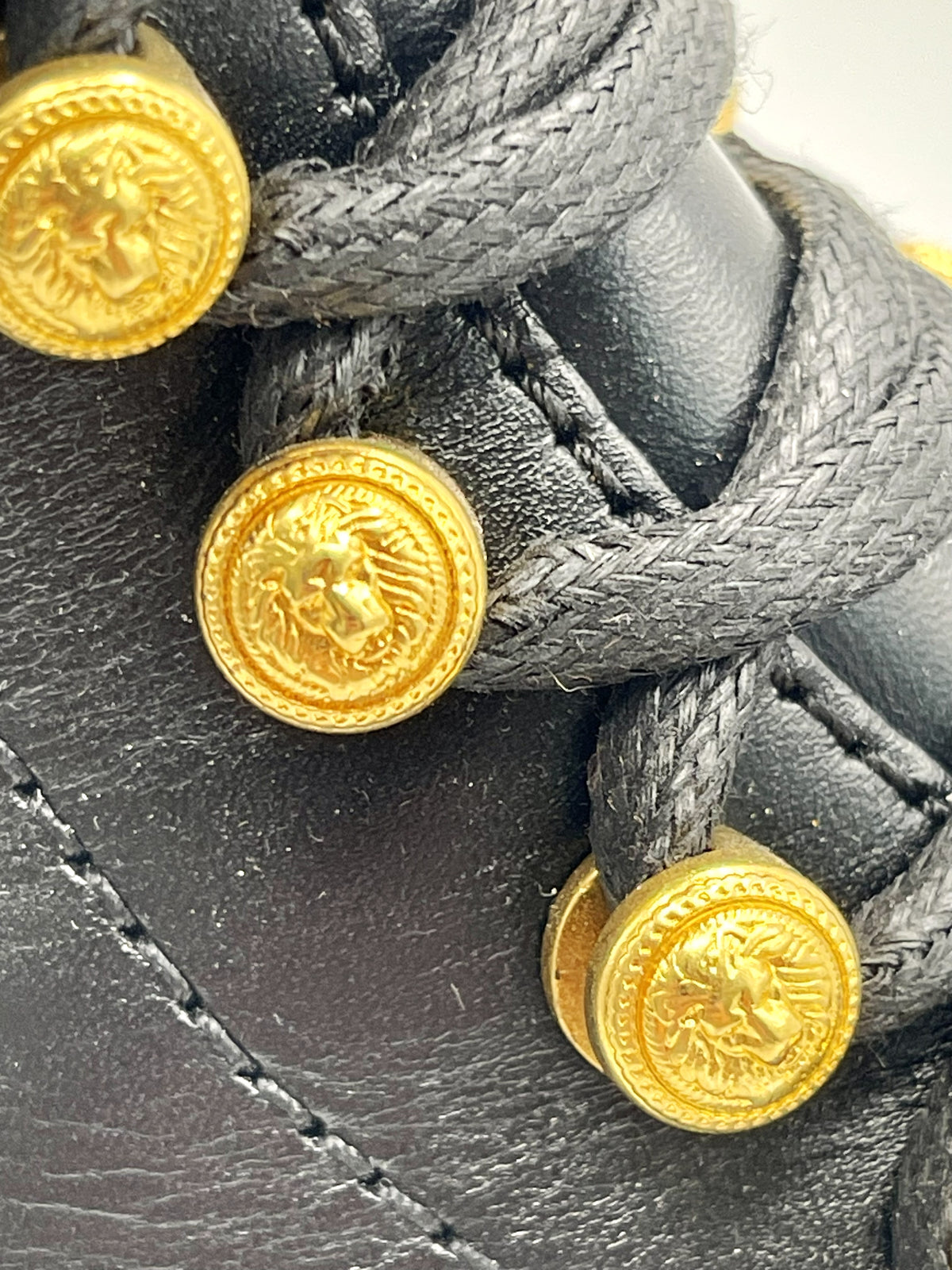 Balmain – Bottines Ranger Army en cuir – Noir – détail passants de laçage têtes de lion