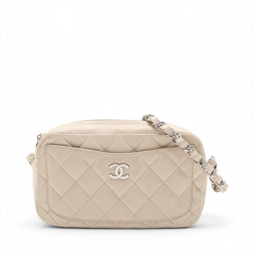 Chanel – Matelassé Camera Bag en cuir d'agneau – Beige – vue de face, poche CC et chaîne