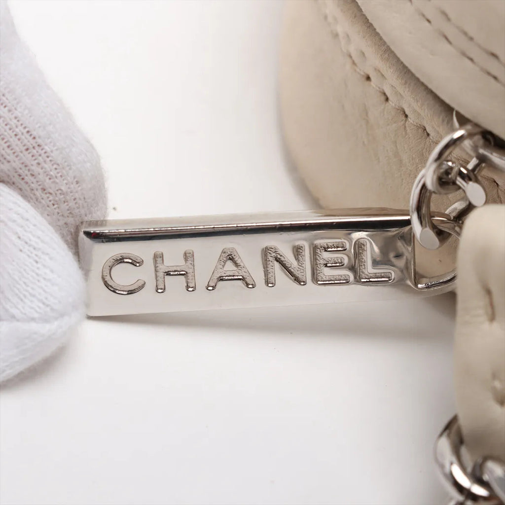 Chanel – Matelassé Camera Bag en cuir d'agneau – Beige – détail quincaillerie argentée double C