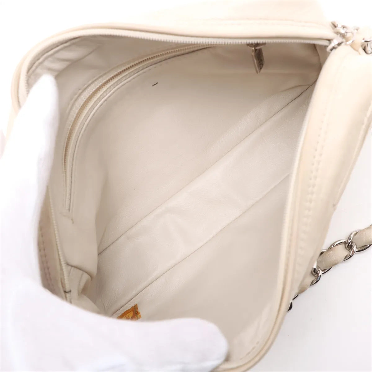 Chanel – Matelassé Camera Bag en cuir d'agneau – Beige – intérieur ouvert