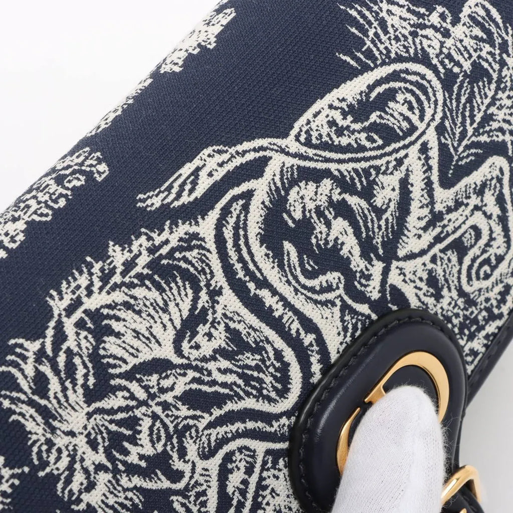 Christian Dior – Bobby Small en Toile de Jouy Fauves – Bleu marine – photo 9