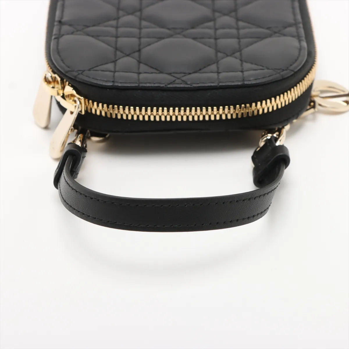 Christian Dior – Lady Dior Phone Holder Cannage Noir – détail anse supérieure et double zip