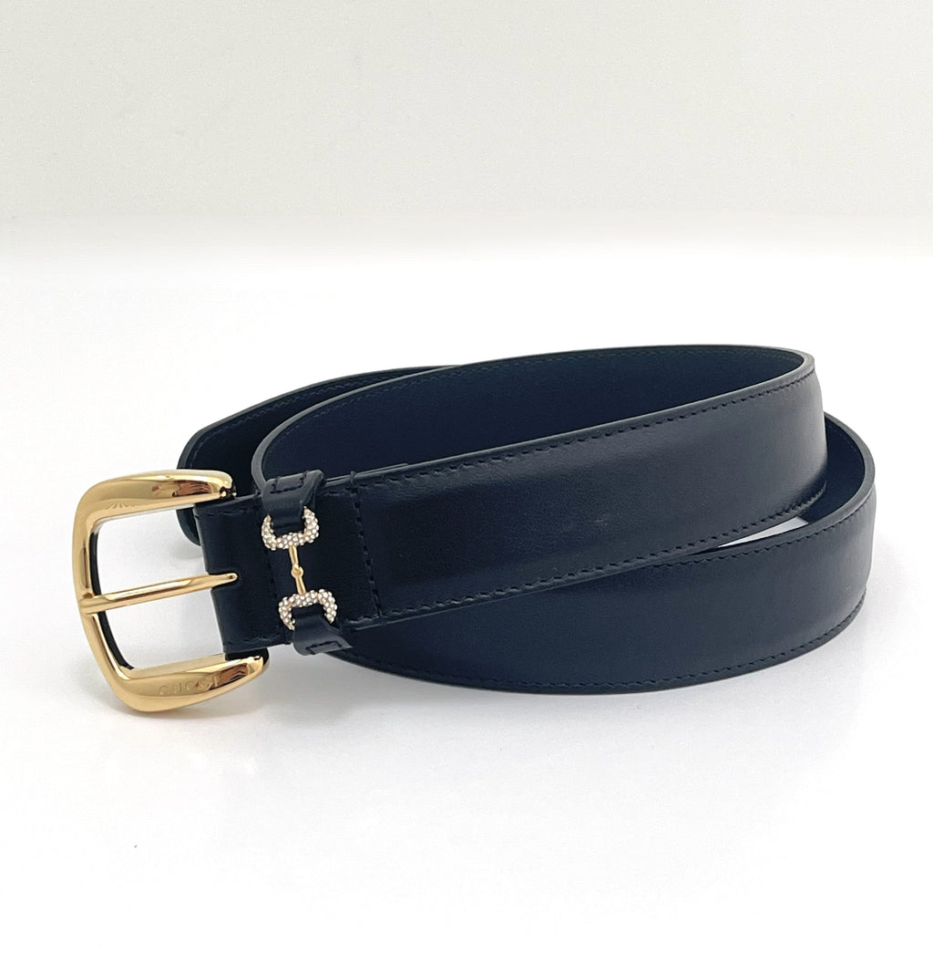 Gucci – Ceinture Crystal Horsebit en cuir – Noir – vue enroulée, second angle