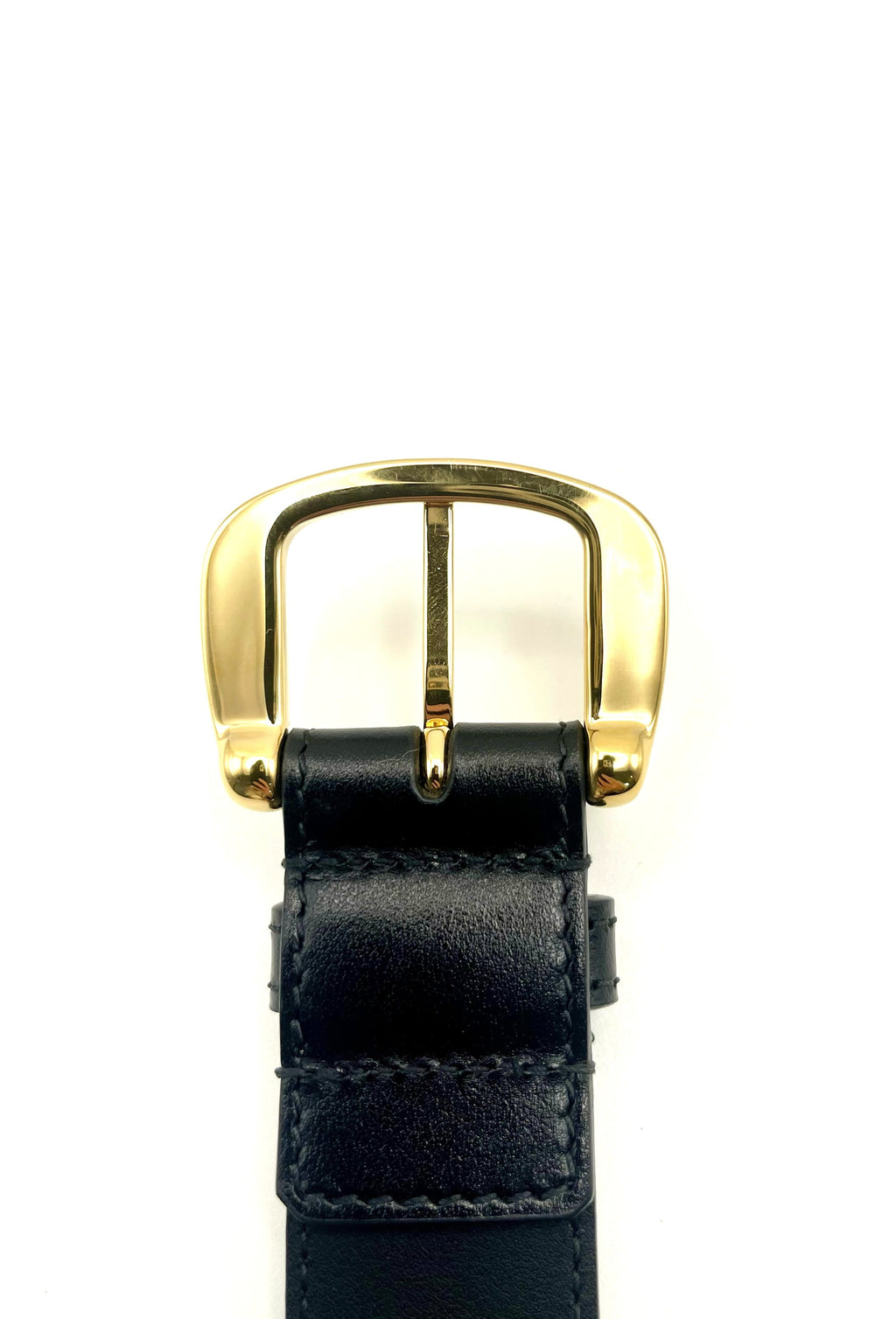 Gucci – Ceinture Crystal Horsebit en cuir – Noir – gros plan boucle dorée gravée Gucci