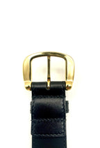 Gucci – Ceinture Crystal Horsebit en cuir – Noir – gros plan boucle dorée gravée Gucci