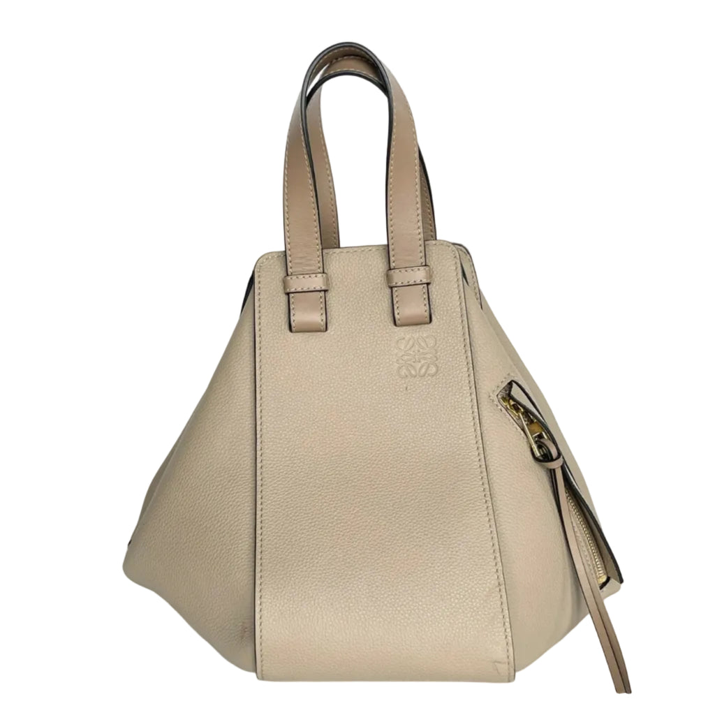 Loewe – Hammock Small Cuir de Veau Grainé Sable – vue de face avec anagram embossé