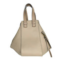 Loewe – Hammock Small Cuir de Veau Grainé Sable – vue de face avec anagram embossé