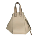 Loewe – Hammock Small Cuir de Veau Grainé Sable – vue de face avec anagram embossé