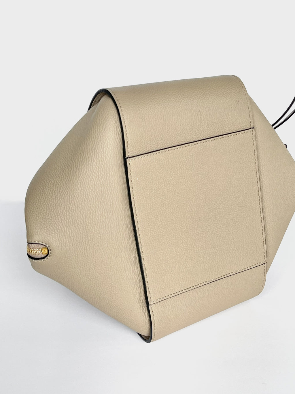 Loewe – Hammock Small Cuir de Veau Grainé Sable – trois quarts base, côté gauche