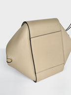 Loewe – Hammock Small Cuir de Veau Grainé Sable – trois quarts base, côté gauche