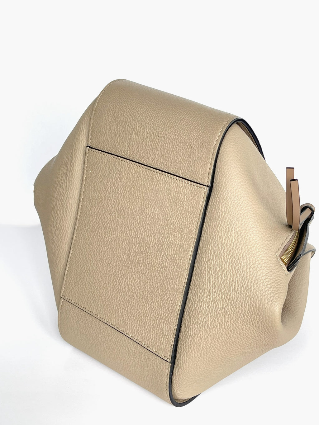Loewe – Hammock Small Cuir de Veau Grainé Sable – trois quarts base, côté droit