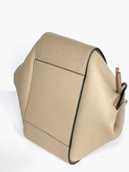 Loewe – Hammock Small Cuir de Veau Grainé Sable – trois quarts base, côté droit