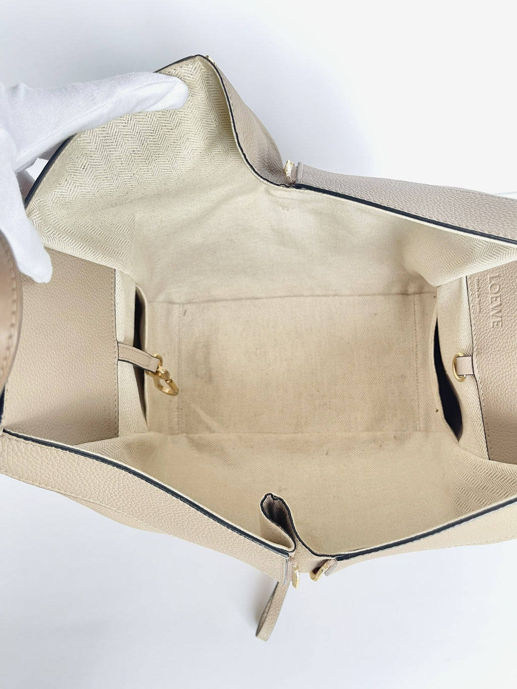 Loewe – Hammock Small Cuir de Veau Grainé Sable – intérieur, doublure chevron