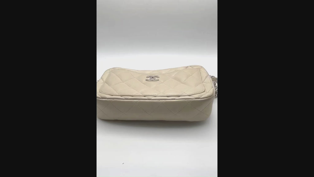 Chanel – Matelassé Camera Bag en cuir d'agneau – Beige – vidéo : décoloration du flanc droit documentée en détail