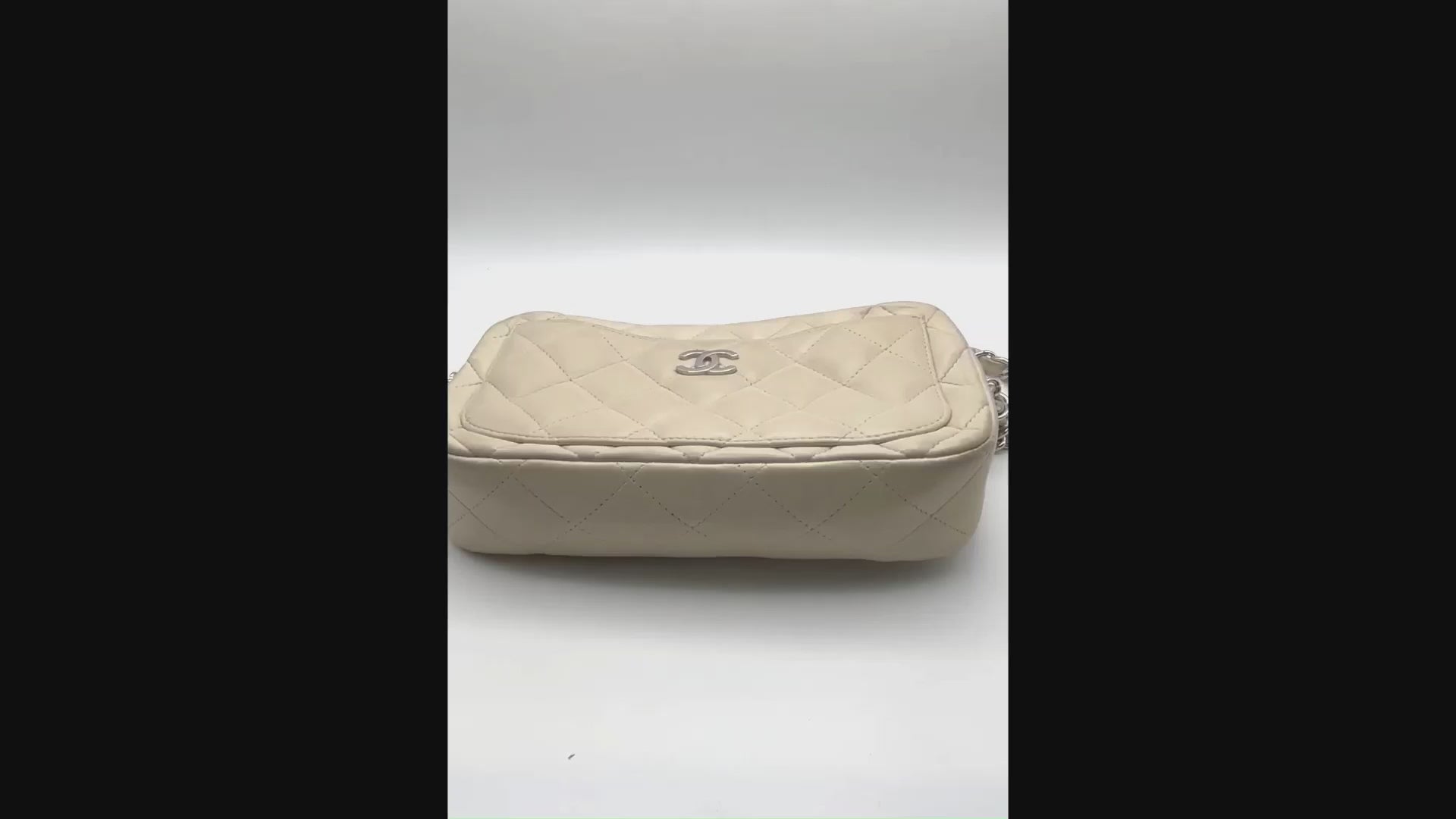 Chanel – Matelassé Camera Bag en cuir d'agneau – Beige – vidéo : décoloration du flanc droit documentée en détail