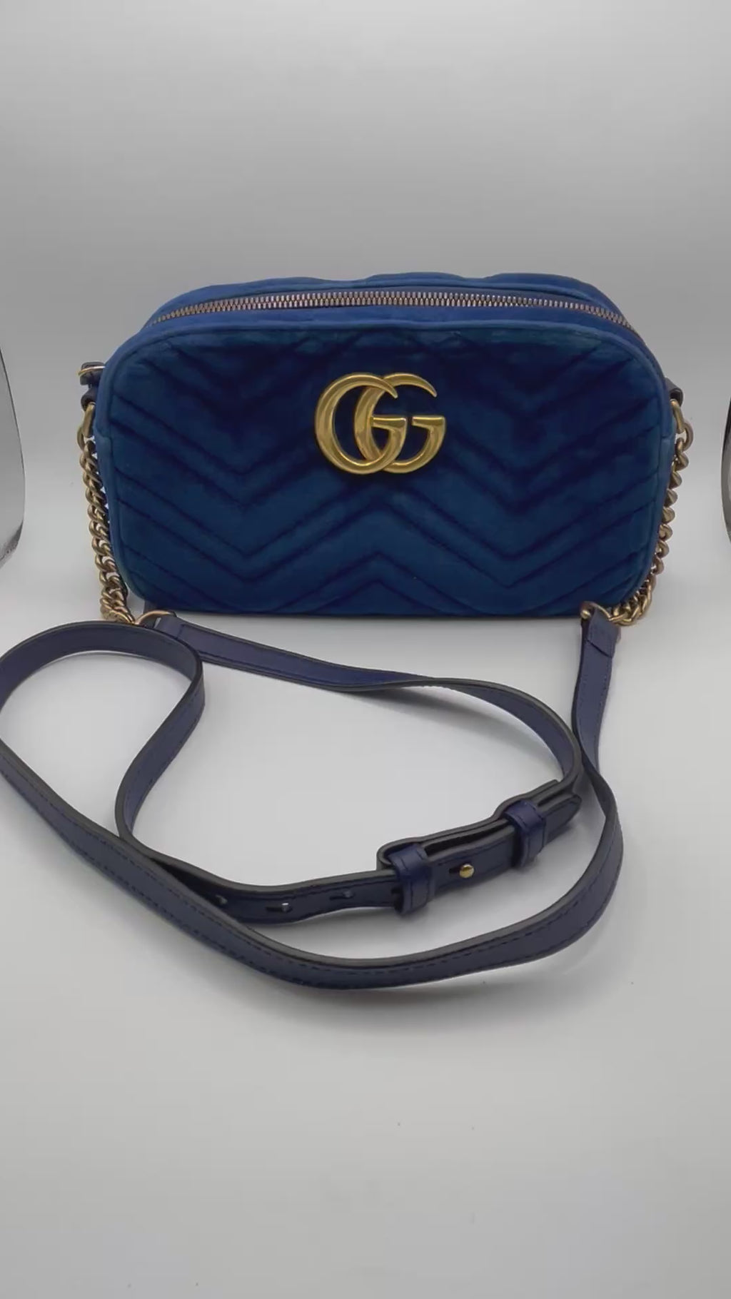 Gucci – Sac caméra GG Marmont en velours – Bleu roi – vidéo de présentation en toute transparence